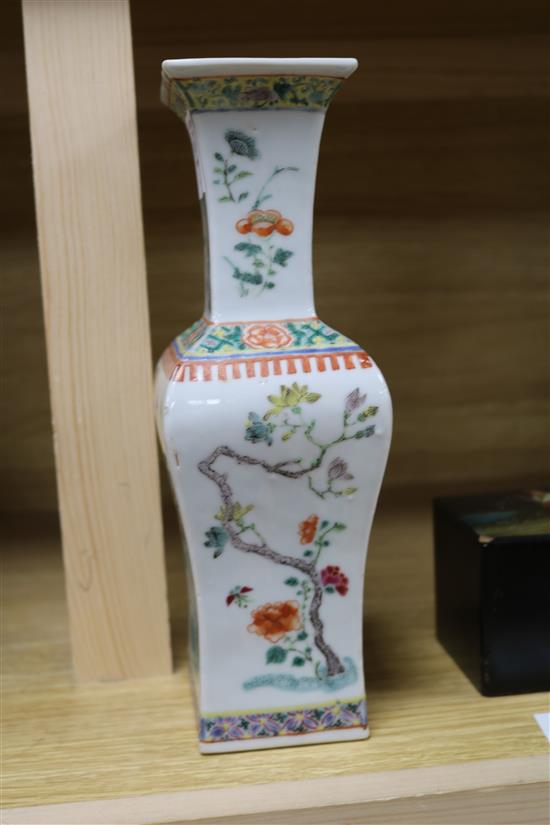 A Chinese vase H.25.5cm